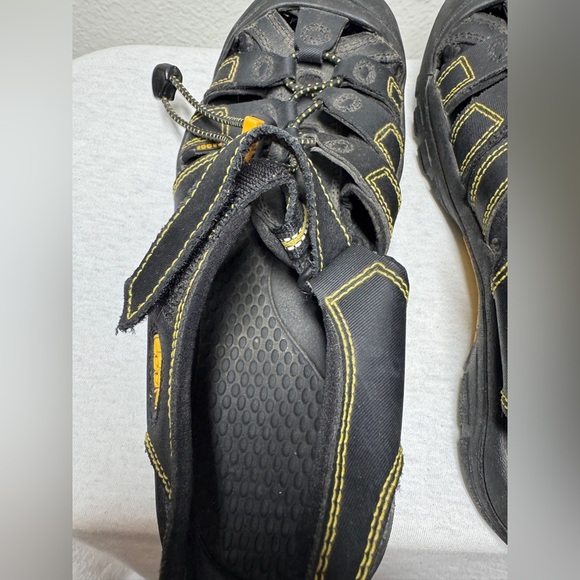 Keen Men’s Newport H2 Closed Toe Black Yellow Outdoor Rugged Sandals Size 6 - Picture 8 of 13